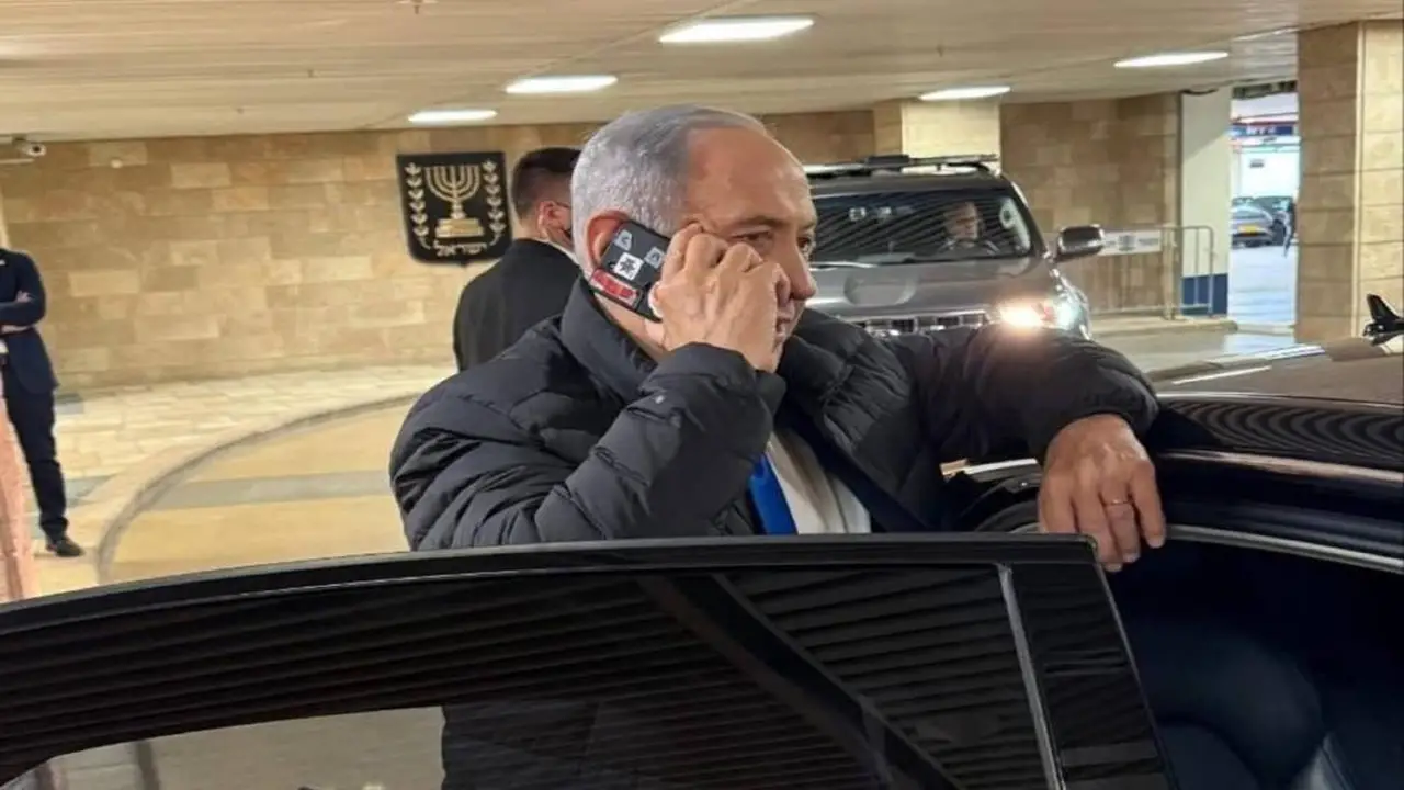 شريط لاصق مثير.. تقرير يكشف سر وضع نتنياهو لملصق على هاتفه الشخصي